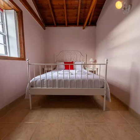 O Abrigo Laje (Pico Island)