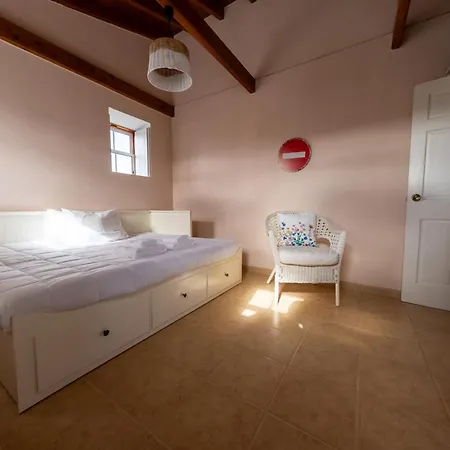 O Abrigo Laje (Pico Island)