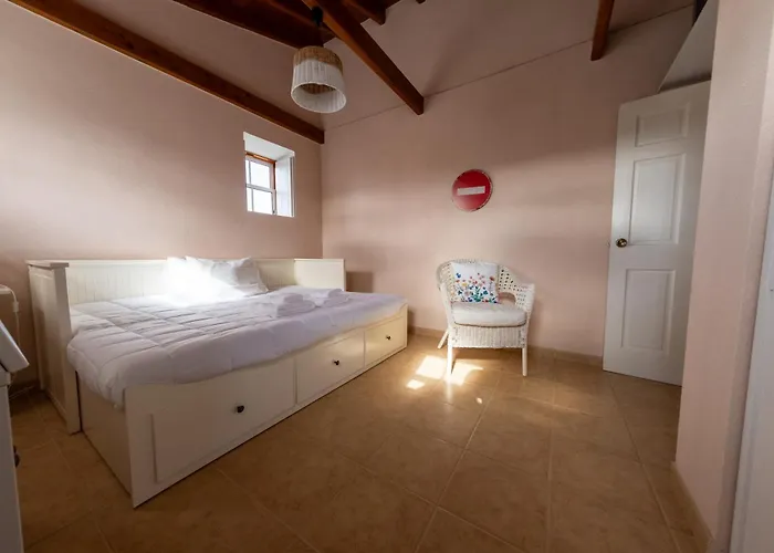 O Abrigo Laje (Pico Island)